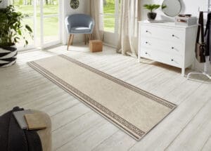 Basic tæppe i farven Beige lavet af 100% Polypropylen med en bagside af Jute