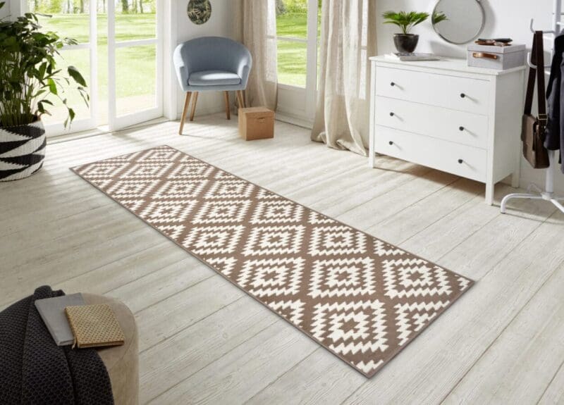 Basic tæppe i farven Taupe lavet af 100% Polypropylen med en bagside af Jute