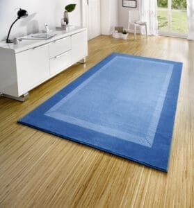 Basic tæppe i farven Blå lavet af 100% Polypropylen med en bagside af Jute