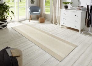 Basic tæppe i farven Beige lavet af 100% Polypropylen med en bagside af Jute