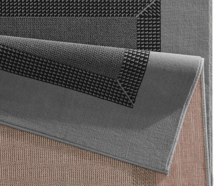 Basic tæppe i farven Grå lavet af 100% Polypropylen med en bagside af Jute