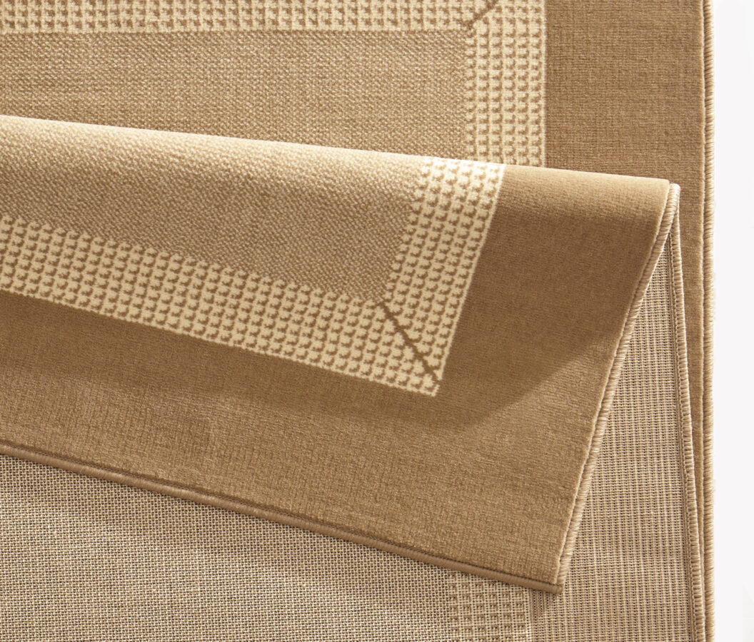 Creme lavet af 100% Polypropylen med en bagside af Jute