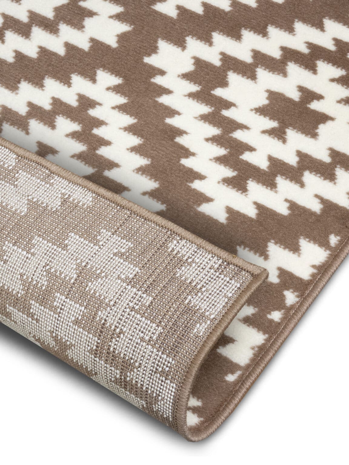 Basic tæppe i farven Taupe lavet af 100% Polypropylen med en bagside af Jute