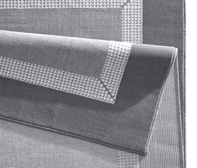 Basic tæppe i farven Lysegrå lavet af 100% Polypropylen med en bagside af Jute