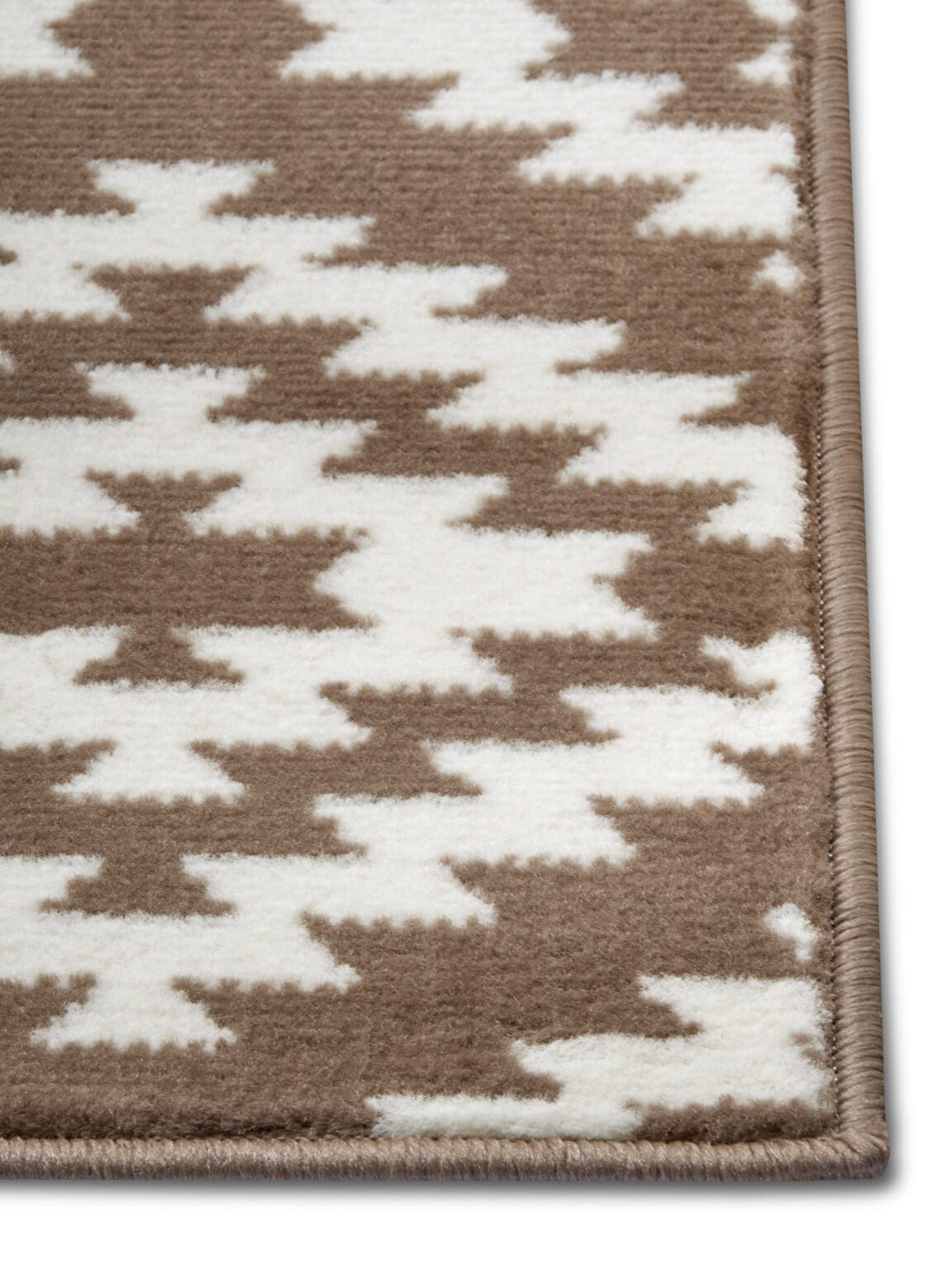 Basic tæppe i farven Taupe lavet af 100% Polypropylen med en bagside af Jute