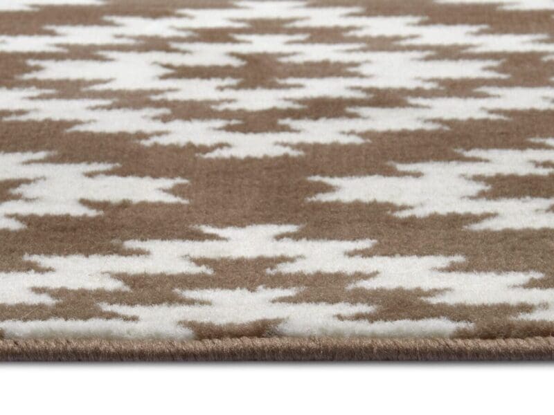Basic tæppe i farven Taupe lavet af 100% Polypropylen med en bagside af Jute