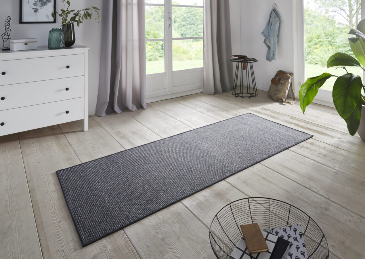 Bouclé tæppe i farven Anthracite lavet af 100% Polypropylen med en bagside af Latex