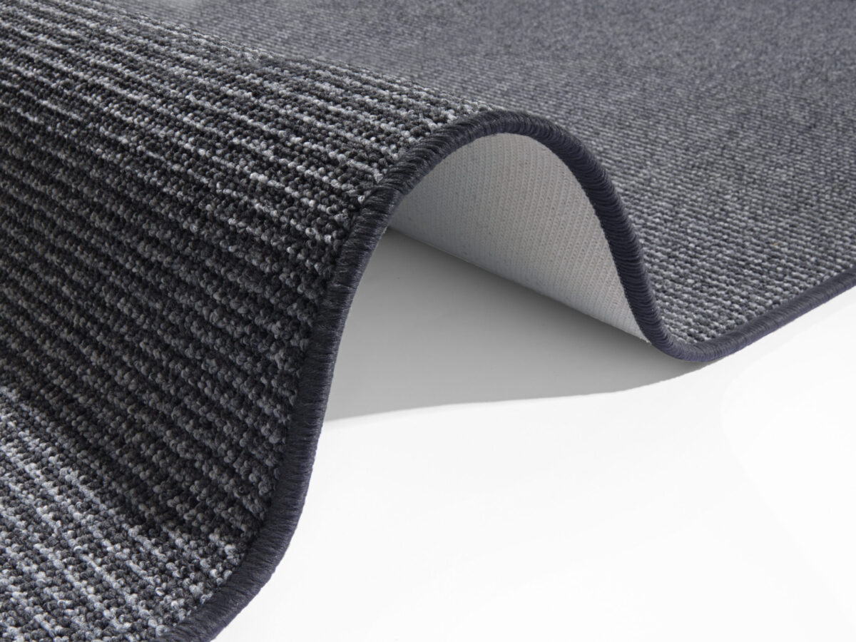 Bouclé tæppe i farven Anthracite lavet af 100% Polypropylen med en bagside af Latex