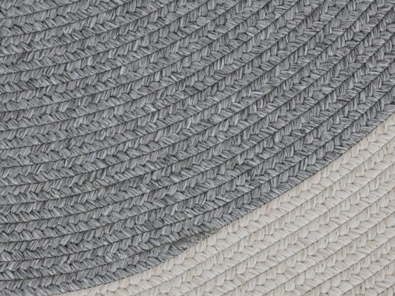 Braided tæppe i farven Grå Creme lavet af 100% Polypropylen med en bagside af Polypropylen