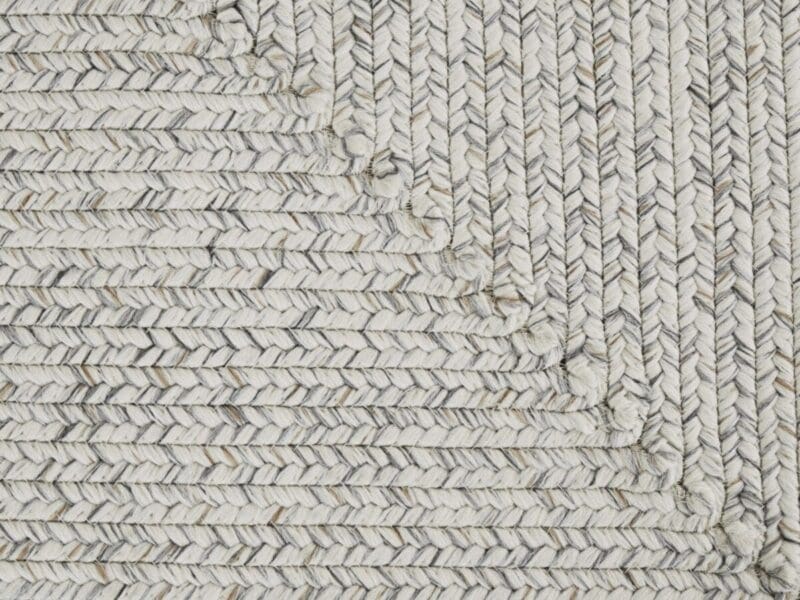 Braided tæppe i farven Lys Mélange lavet af 100% Polypropylen med en bagside af Polypropylen