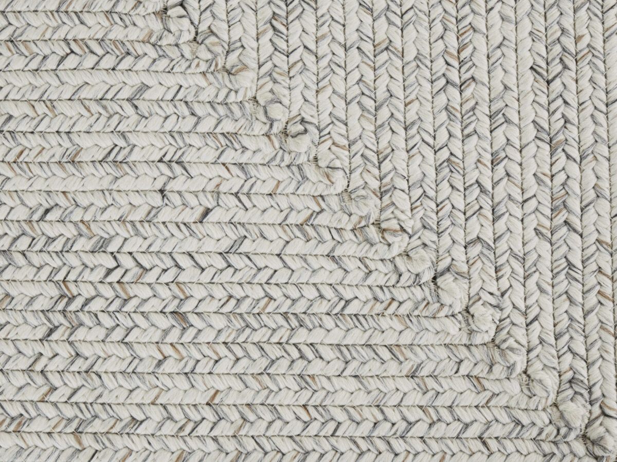 Braided tæppe i farven Lys Mélange lavet af 100% Polypropylen med en bagside af Polypropylen
