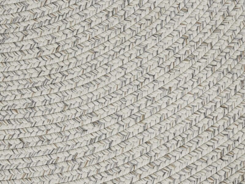 Braided tæppe i farven Lys Mélange lavet af 100% Polypropylen med en bagside af Polypropylen