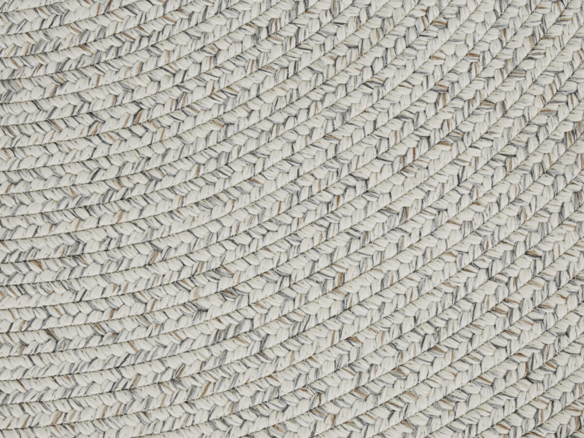 Braided tæppe i farven Lys Mélange lavet af 100% Polypropylen med en bagside af Polypropylen