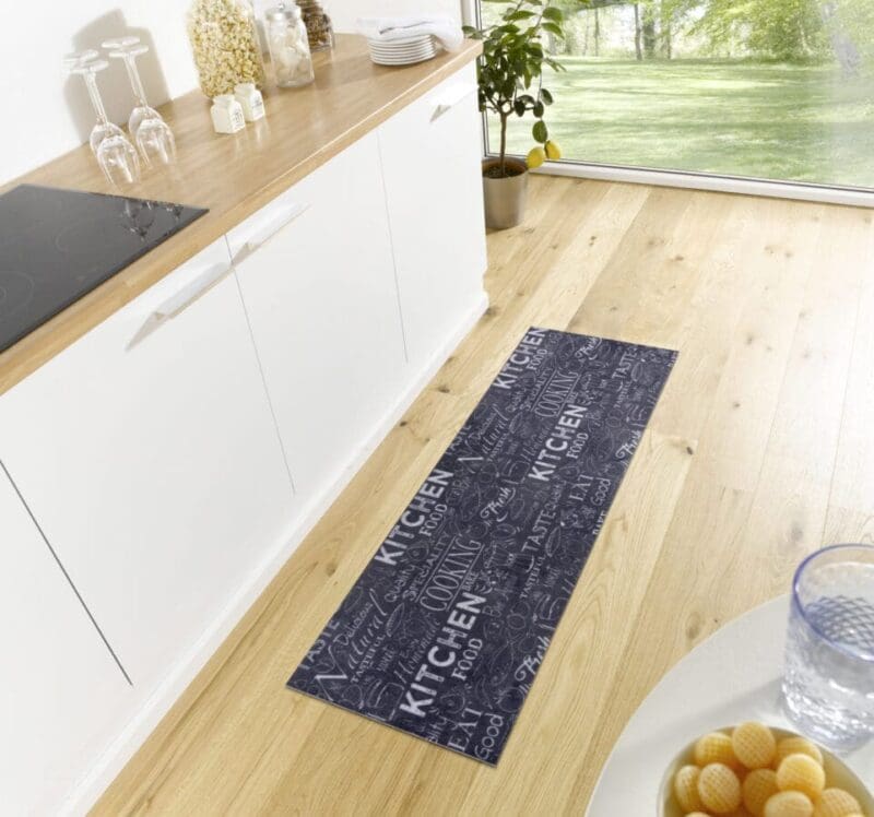 Cook&Clean tæppe i farven Sort Hvid lavet af 100% Polyester med en bagside af 80% Gummi