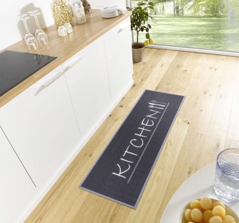 Cook&Clean tæppe i farven Sort Hvid lavet af 100% Polyester med en bagside af 80% Gummi