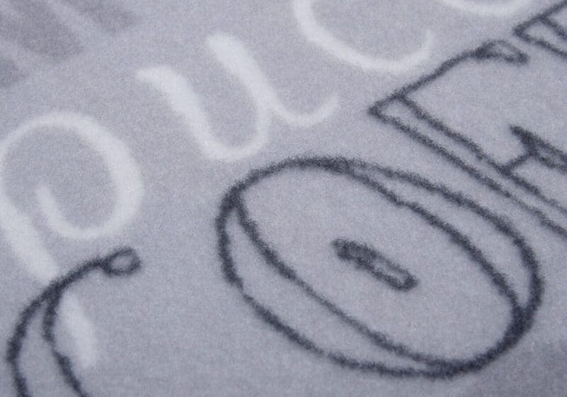 Cook&Clean tæppe i farven Grå Sort Hvid lavet af 100% Polyester med en bagside af 80% Gummi