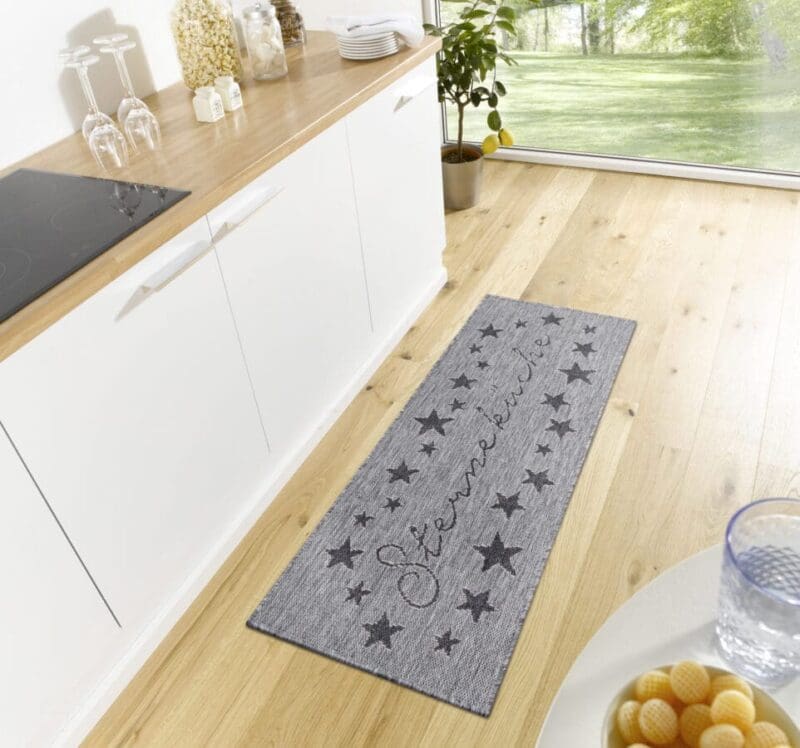 Cucina tæppe i farven Anthracite lavet af 100% Polypropylen med en bagside af 100% Latex