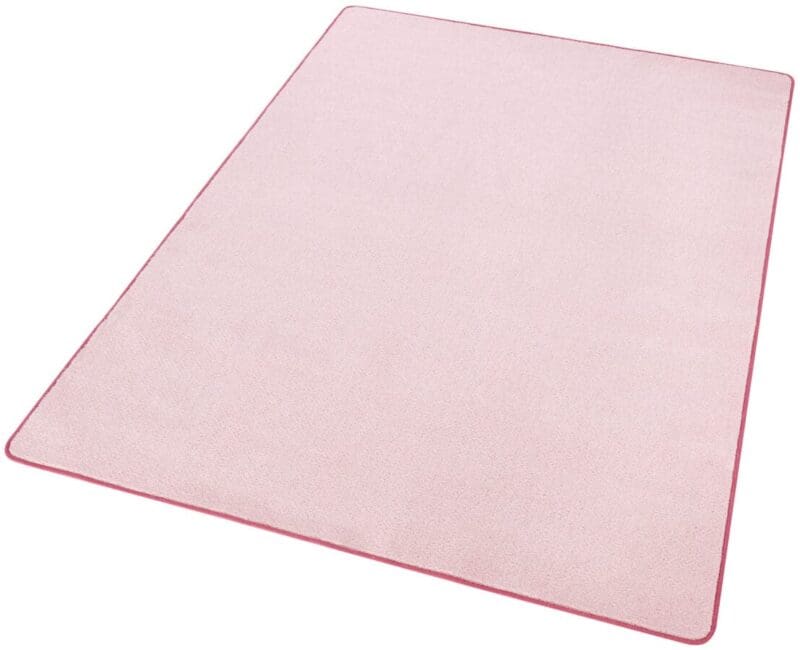 Fancy tæppe i farven Rose lavet af 100% Polypropylen med en bagside af Fleece