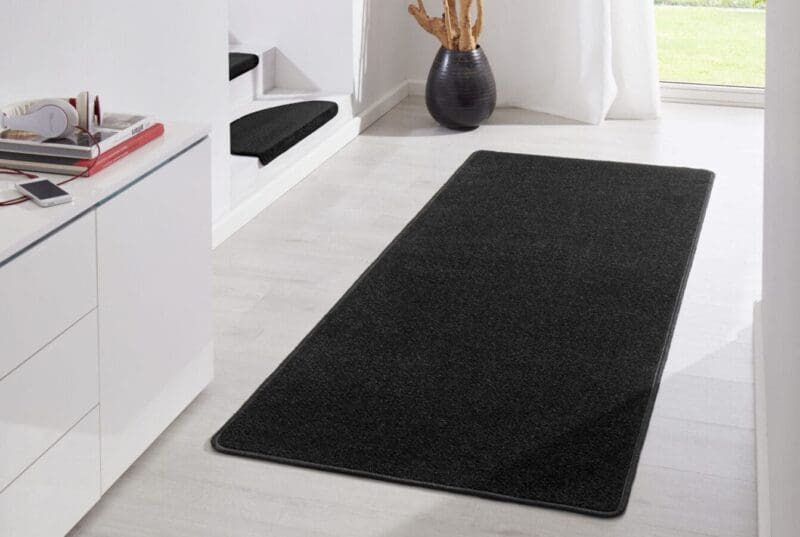 Fancy tæppe i farven Sort lavet af 100% Polypropylen med en bagside af Fleece