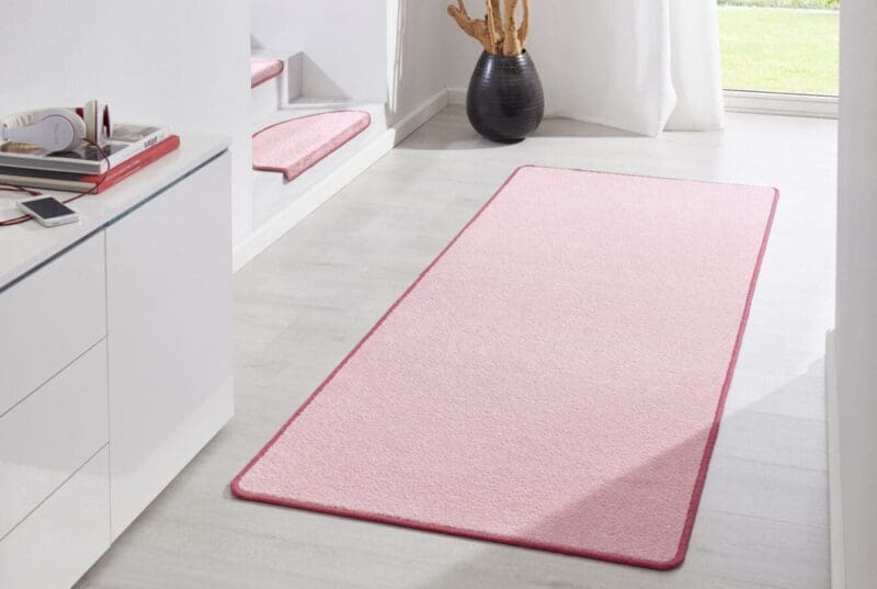 Fancy tæppe i farven Rose lavet af 100% Polypropylen med en bagside af Fleece