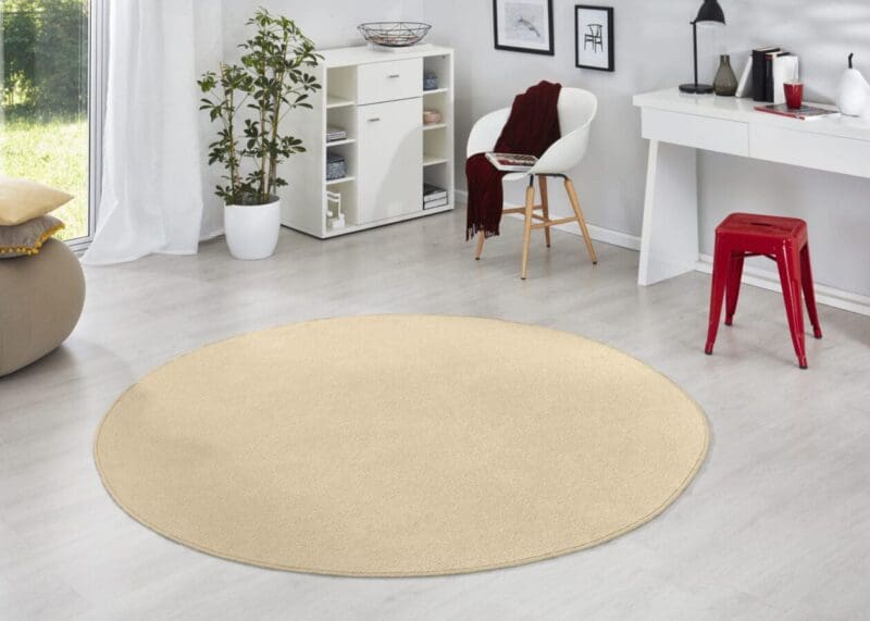 Fancy tæppe i farven Beige lavet af 100% Polypropylen med en bagside af Fleece