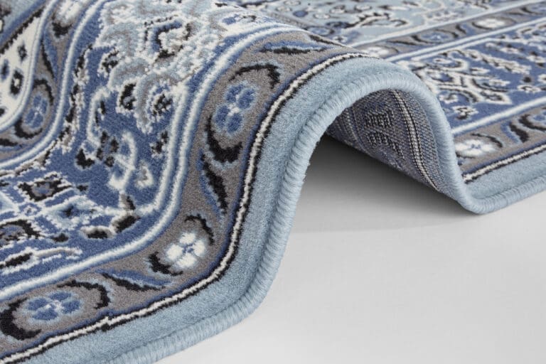 Mirkan tæppe i farven SkyBlå lavet af 100% Polypropylen med en bagside af Jute