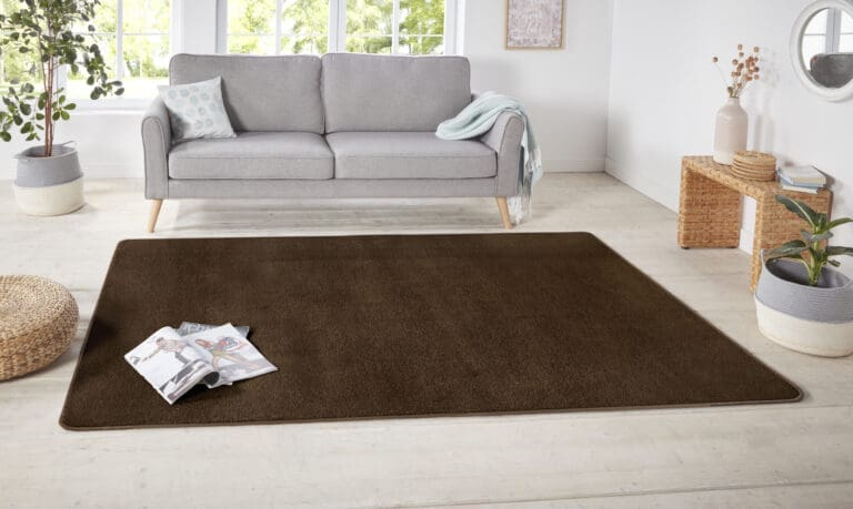 Nasty tæppe i farven Brun lavet af 100% Polypropylen med en bagside af Fleece