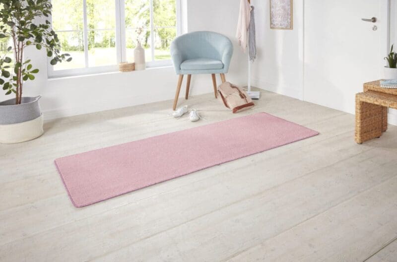 Nasty tæppe i farven Lys Rose lavet af 100% Polypropylen med en bagside af Fleece