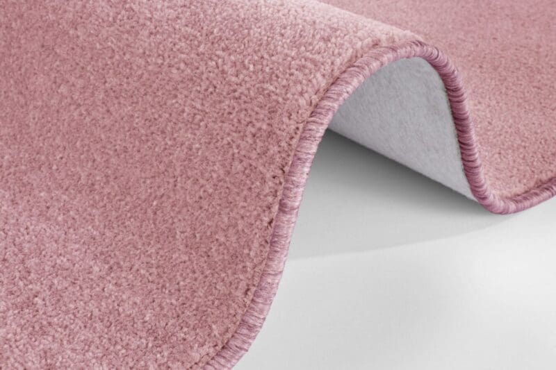 Nasty tæppe i farven Lys Rose lavet af 100% Polypropylen med en bagside af Fleece