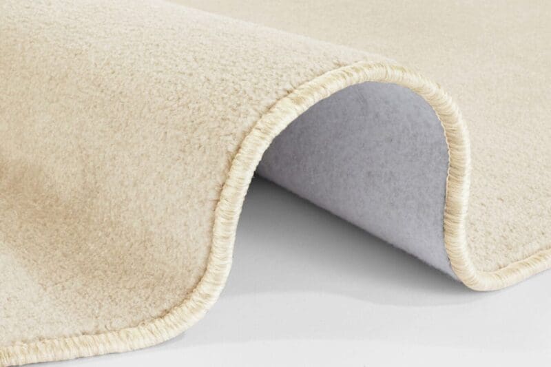 Nasty tæppe i farven Beige lavet af 100% Polypropylen med en bagside af Fleece