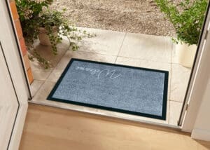 With writting tæppe i farven Grå-Blå lavet af 100% Polyamid med en bagside af Nitrile Gummi