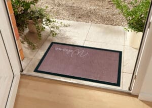 With writting tæppe i farven Brun lavet af 100% Polyamid med en bagside af Nitrile Gummi