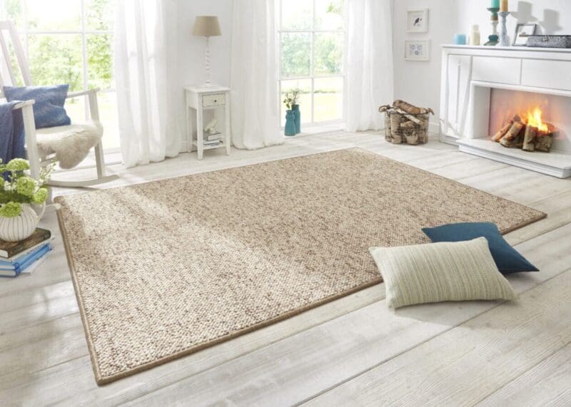 Wolly tæppe i farven Beige-brun lavet af 100% Polypropylen med en bagside af Fleece