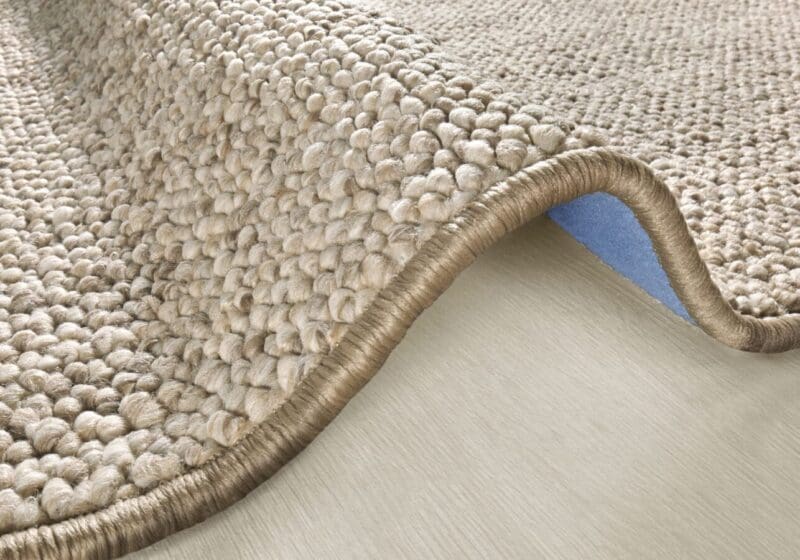 Wolly tæppe i farven Beige-brun lavet af 100% Polypropylen med en bagside af Fleece